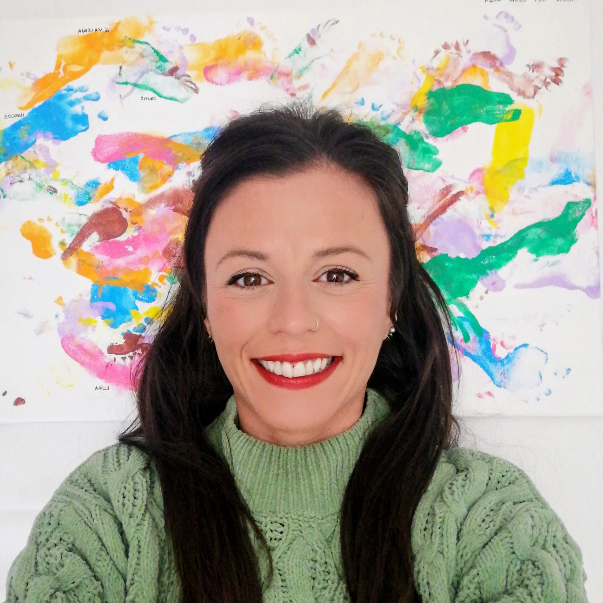 Maria del Mar Mas Fuster delante de una obra colorida